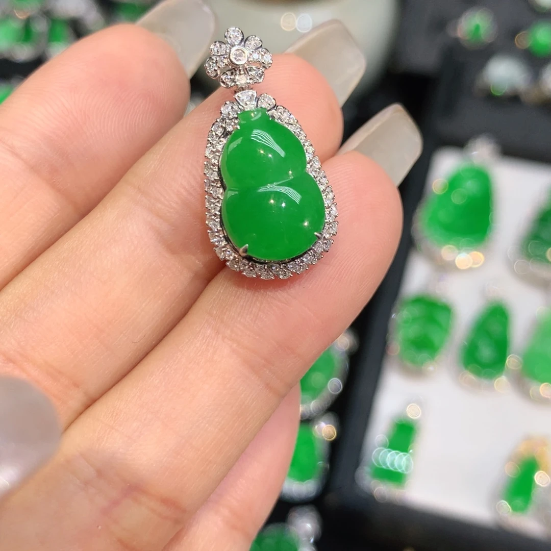 翡翠18K金镶嵌颈饰