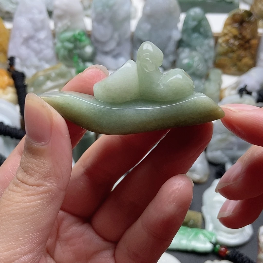 翡翠未镶嵌颈饰飞船