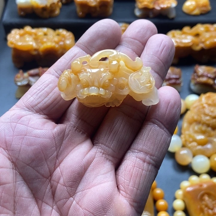 石英质玉（黄龙玉）未镶嵌颈饰