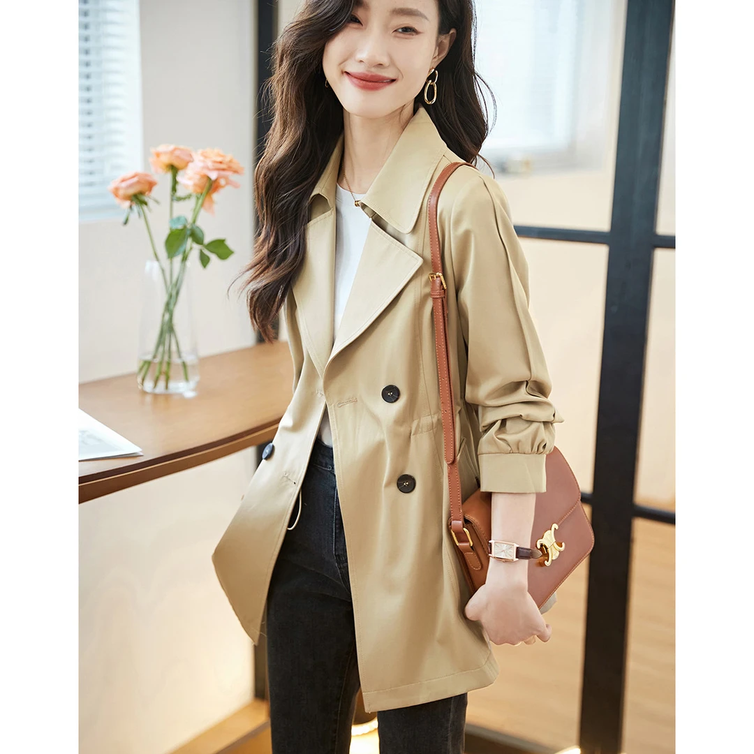 沫晗依美【直播】纽扣装饰松紧风衣2024秋时尚纽扣装饰时尚女士风衣