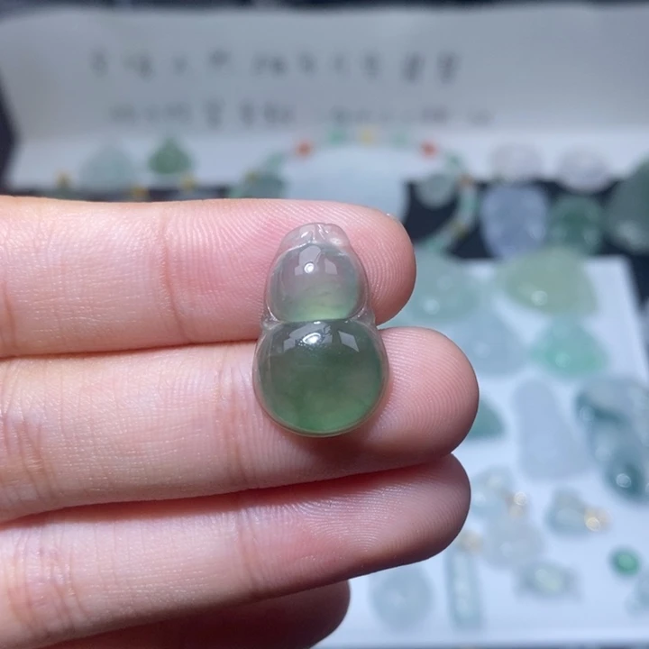 翡翠未镶嵌颈饰冰绿葫芦