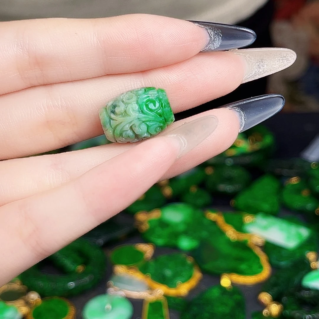 翡翠未镶嵌颈饰多样性