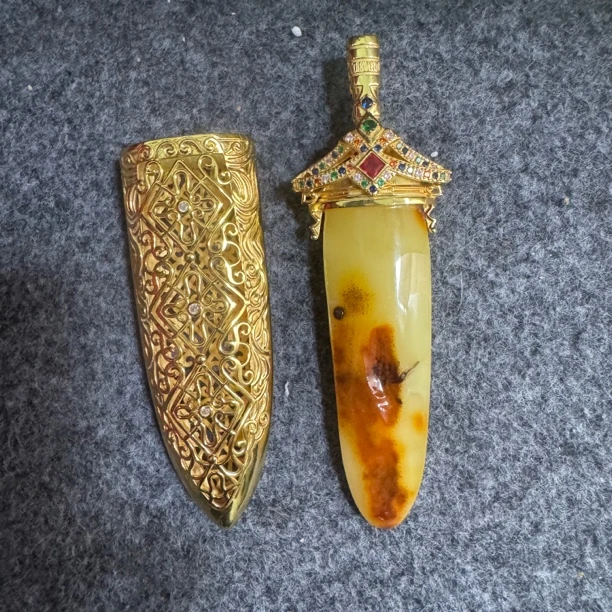 S925银镶嵌俄料鸡油黄琥珀蜜蜡大宝剑