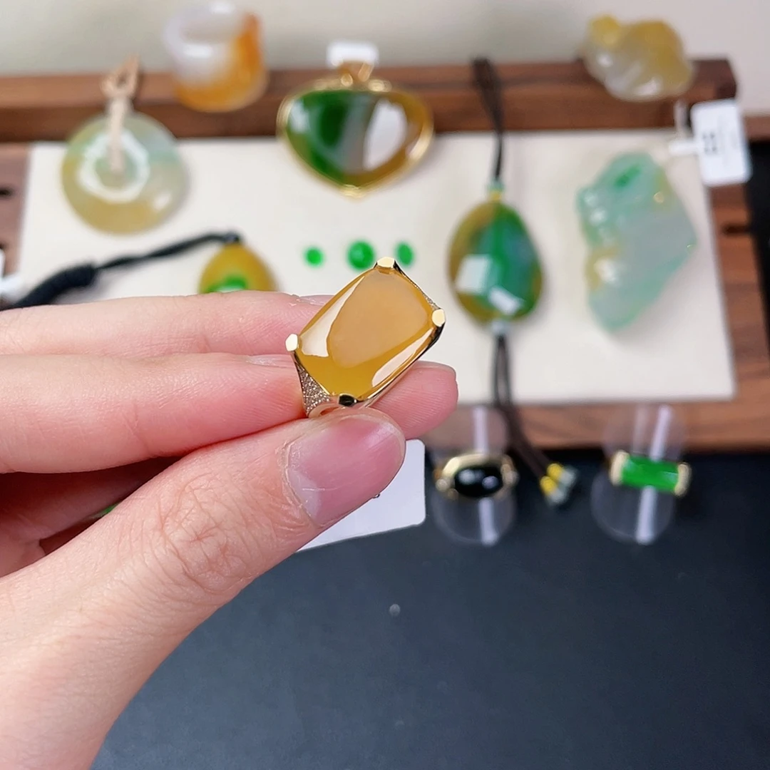 翡翠18K金镶嵌戒指