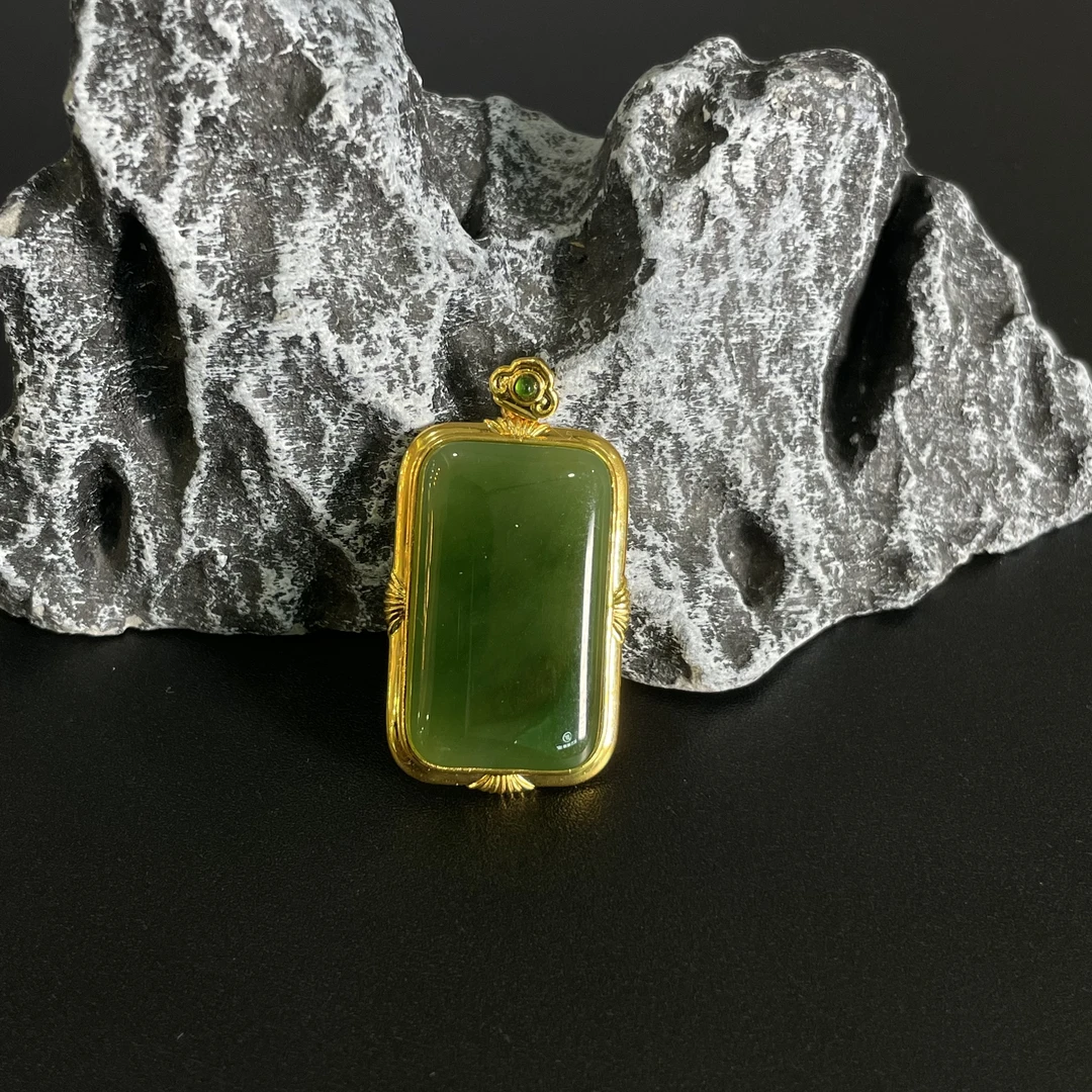 【灵华高端珠宝】和田玉18K碧玉无事牌吊坠多样性发一Y16891