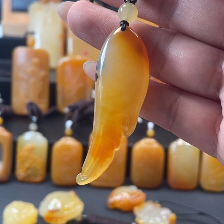 石英质玉（黄龙玉）合金颈饰