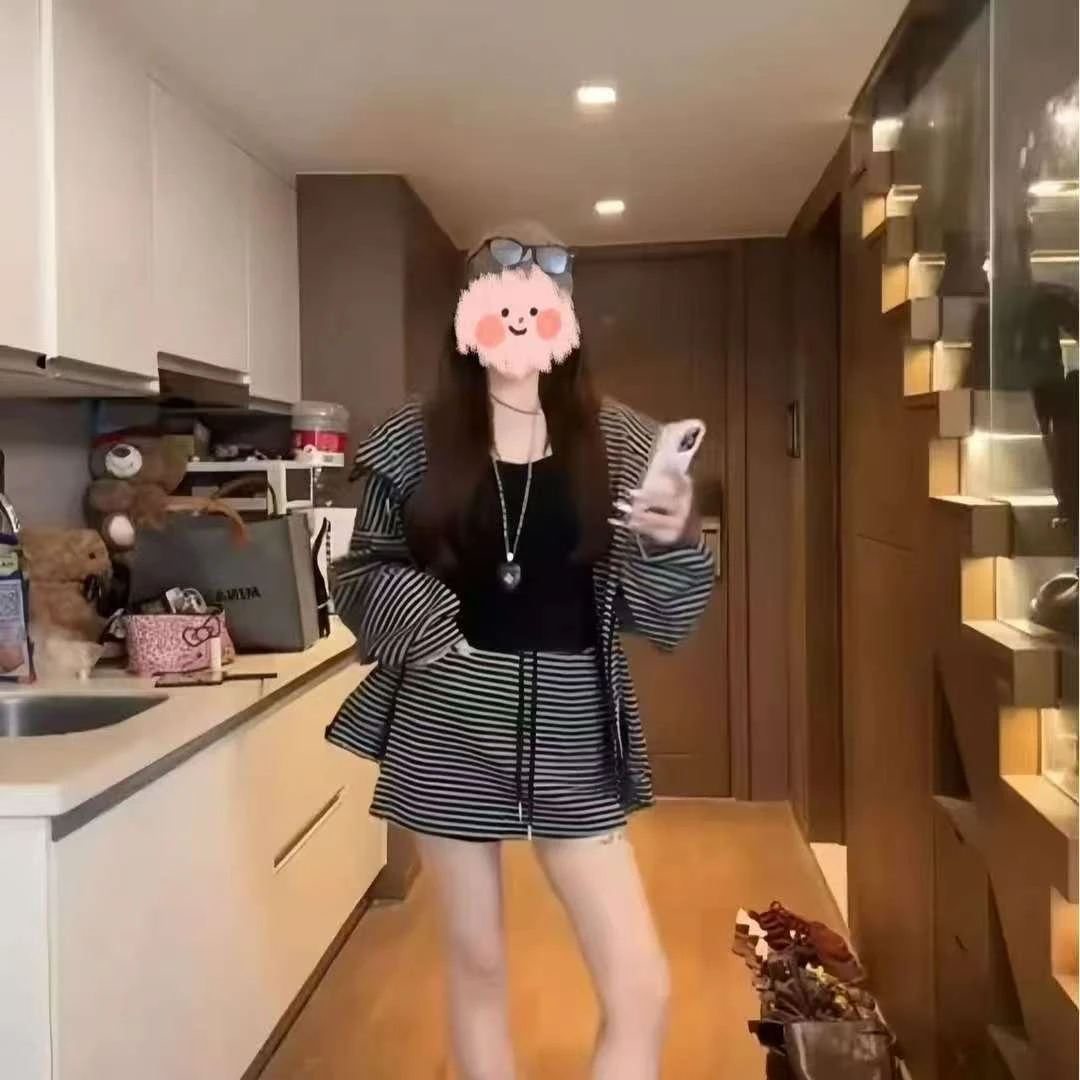 韩系时尚百搭条纹连帽卫衣2025早秋新款高腰显瘦抽绳短裙套装三件