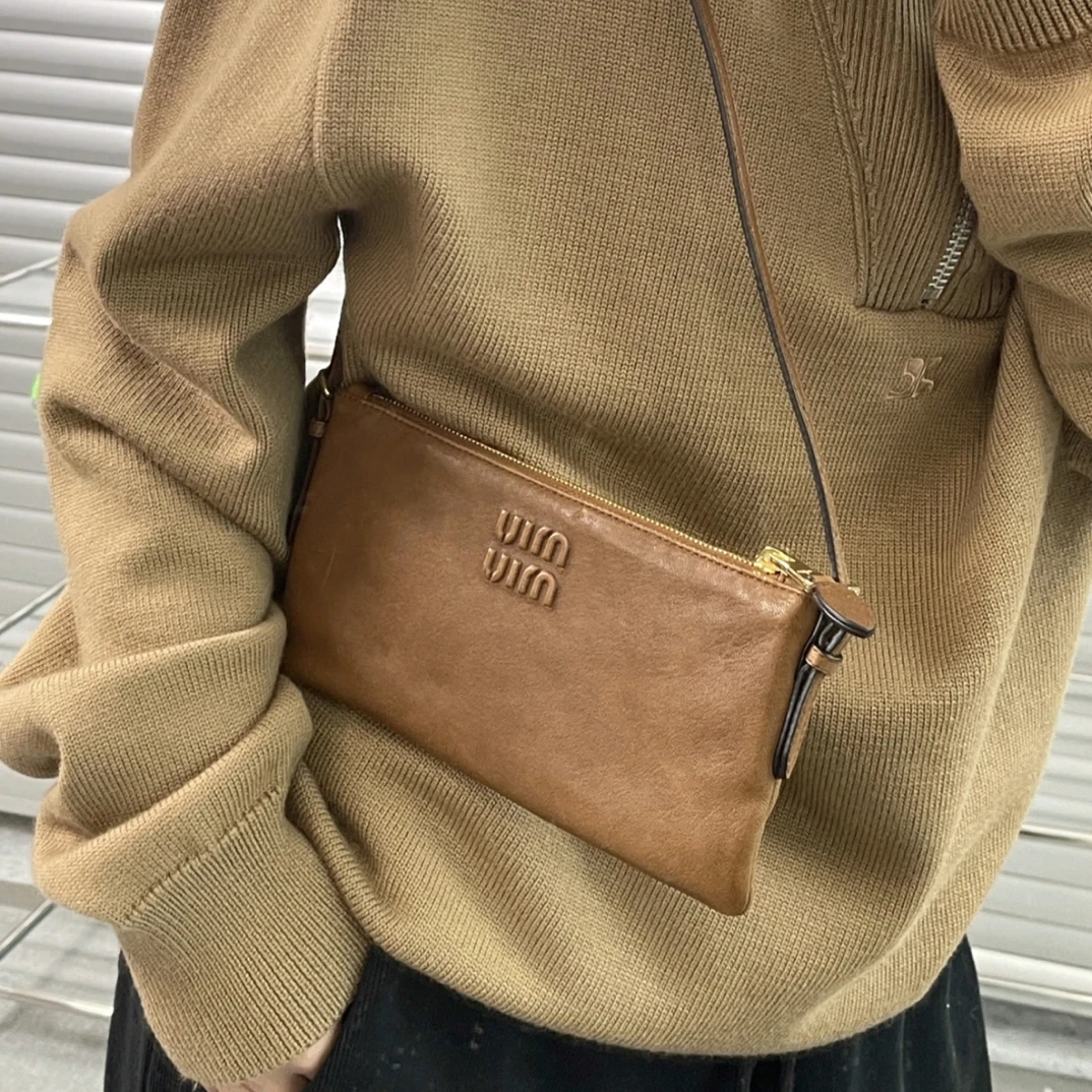 95新 MIU MIU/缪缪 Lumi包展-干邑色羊皮斜挎包
