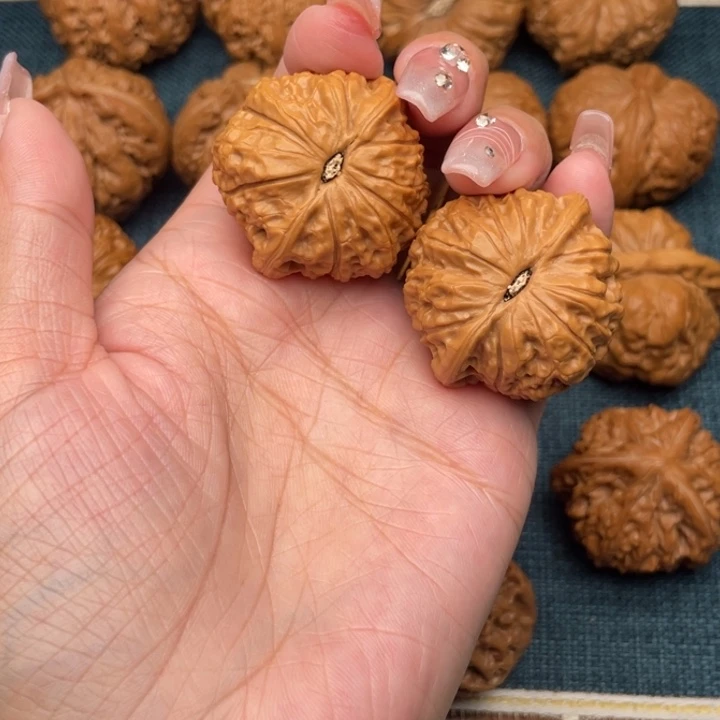 小***式文玩核桃吊坠37全品乾隆磨。