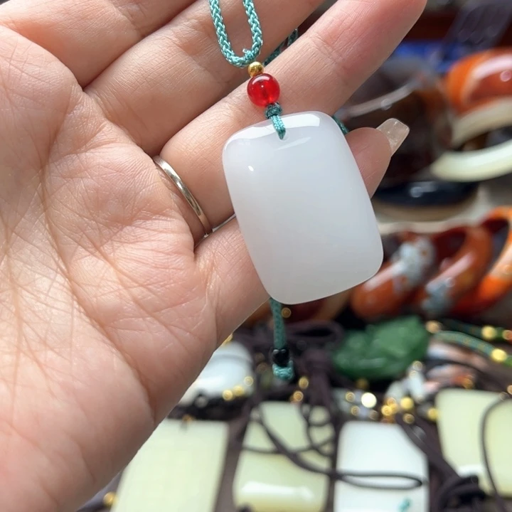 石英质玉未镶嵌颈饰