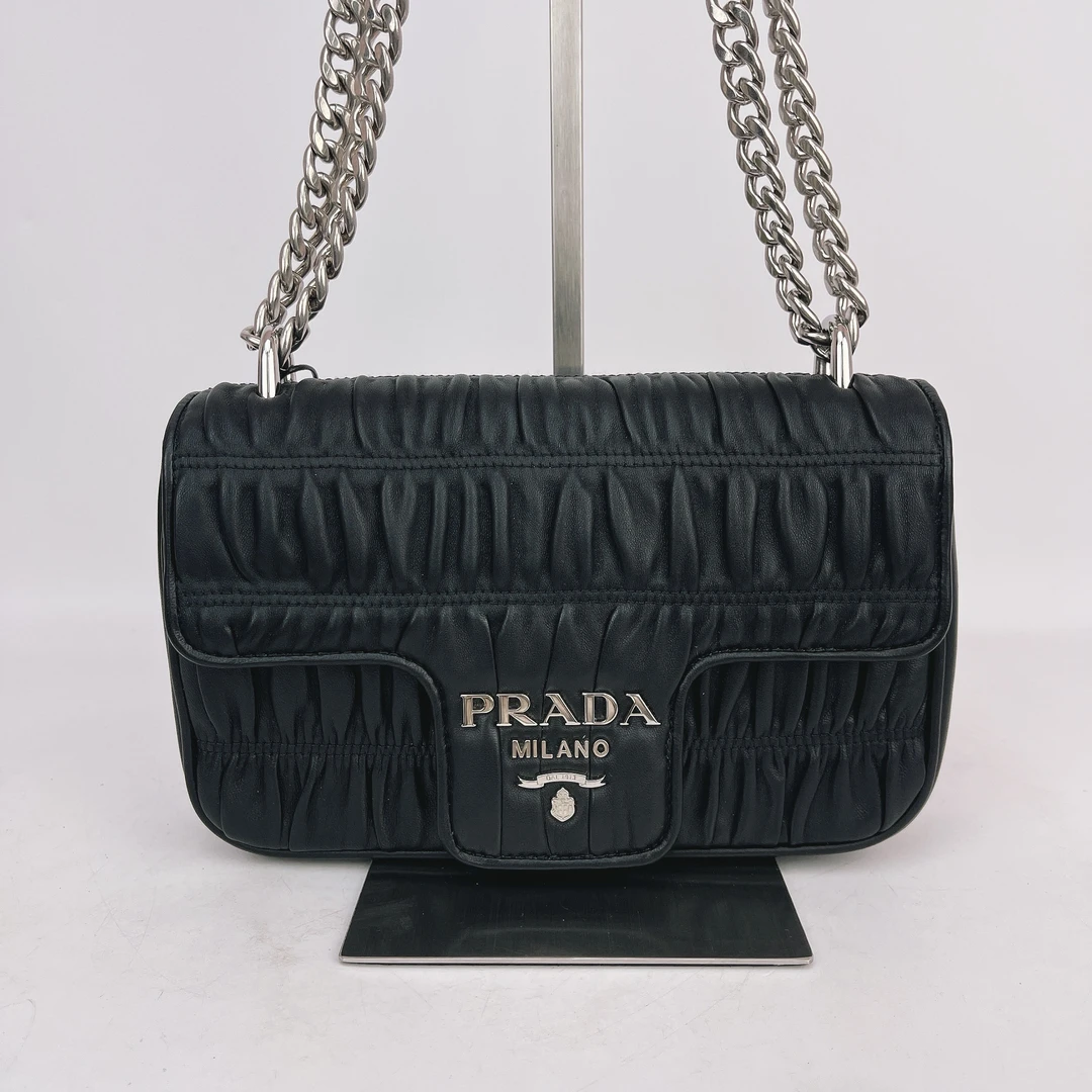 95新 Prada/普拉达 普拉达 黑色牛皮斜挎包底长22 K528