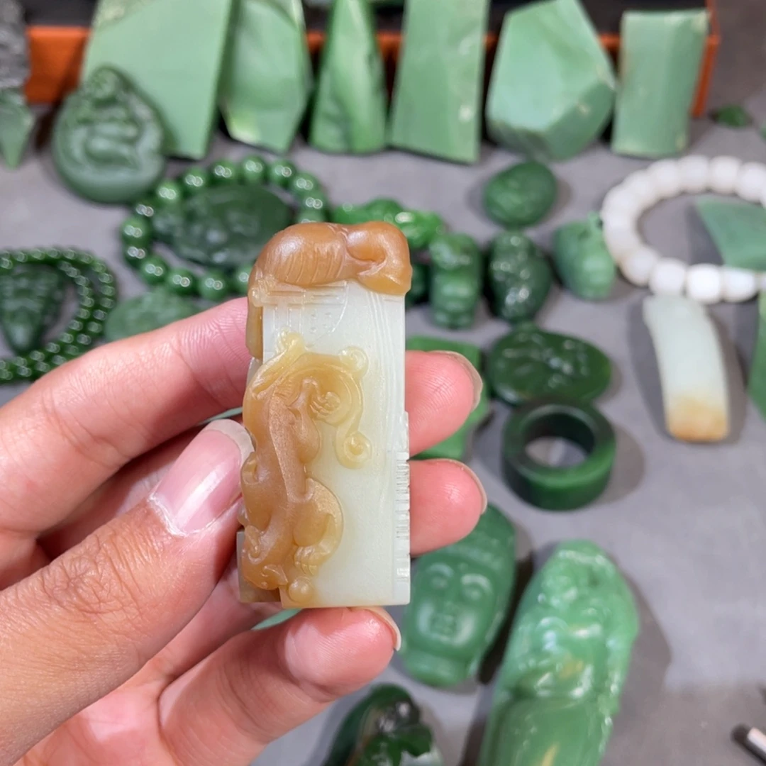 飞***鱼和田玉（碧玉）未镶嵌颈饰