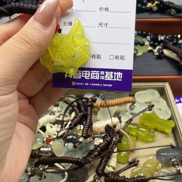 平***人蛇纹石玉未镶嵌颈饰