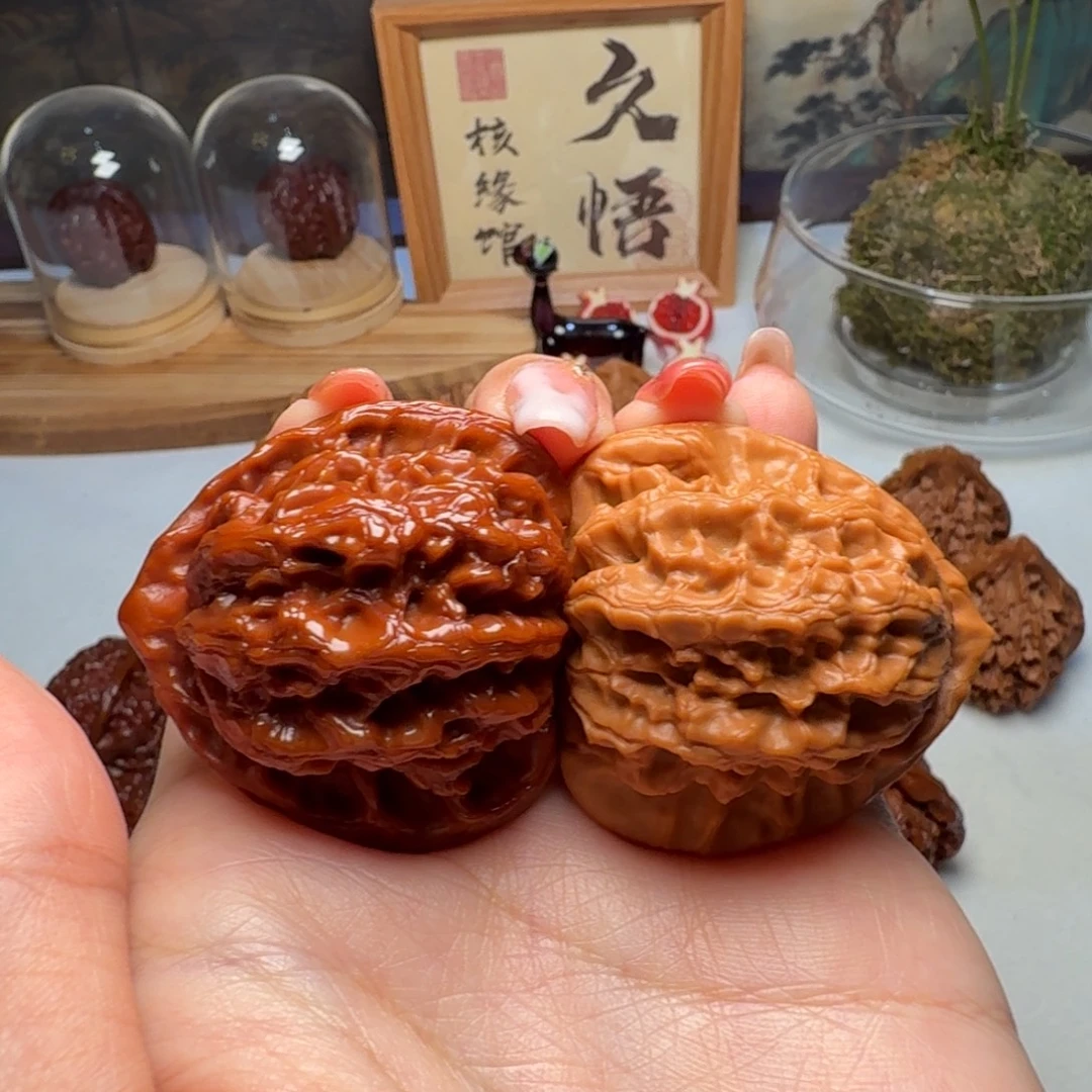 文玩核桃吊坠梨木台