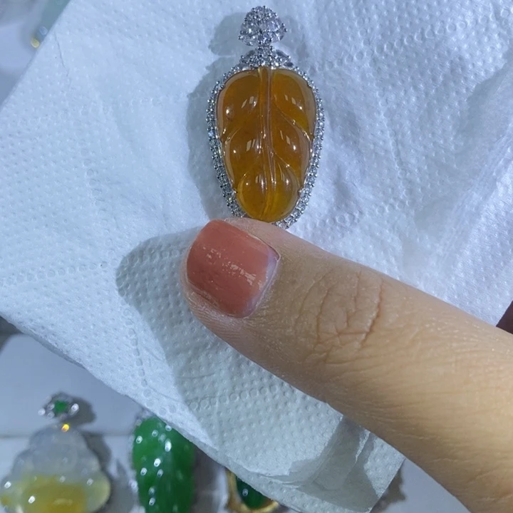 翡翠颈饰18K金镶嵌吊坠