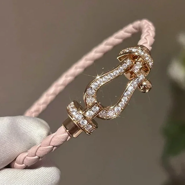 皮质手链 带细节粉色马蹄扣手链手环299