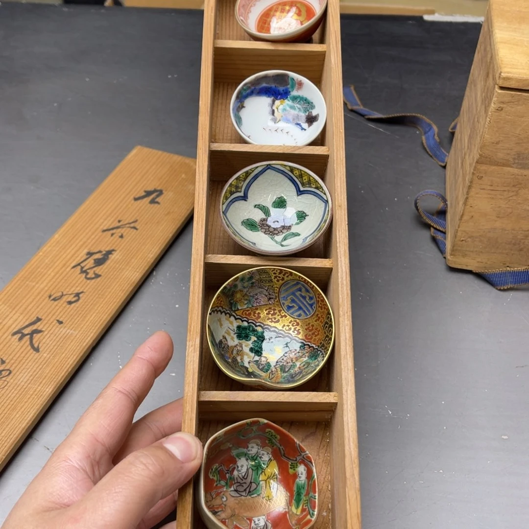 瓷片密密麻麻地铺满一层