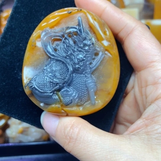 石英质玉(黄龙玉)未镶嵌颈饰