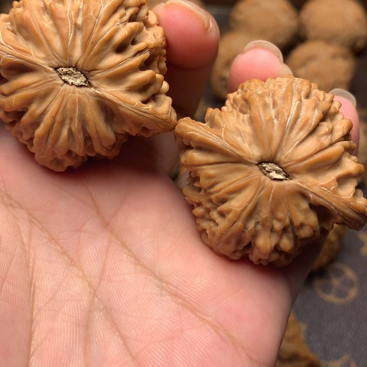带***头把件文玩核桃磨盘狮子头