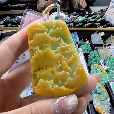 翡翠未镶嵌颈饰一个