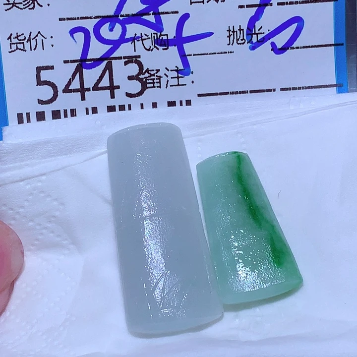 佘***店翡翠未镶嵌颈饰tgt