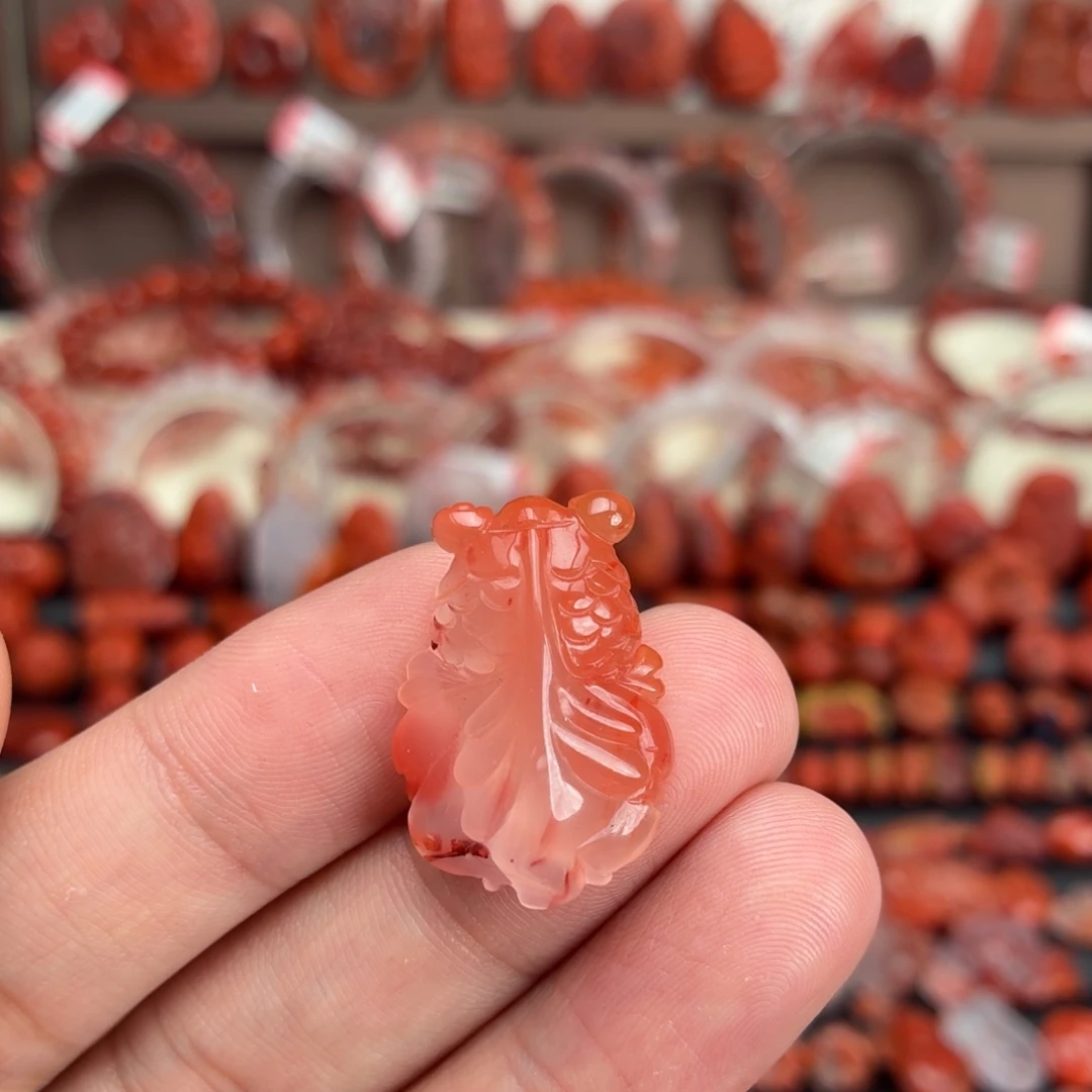 南红玛瑙未镶嵌颈饰金鱼