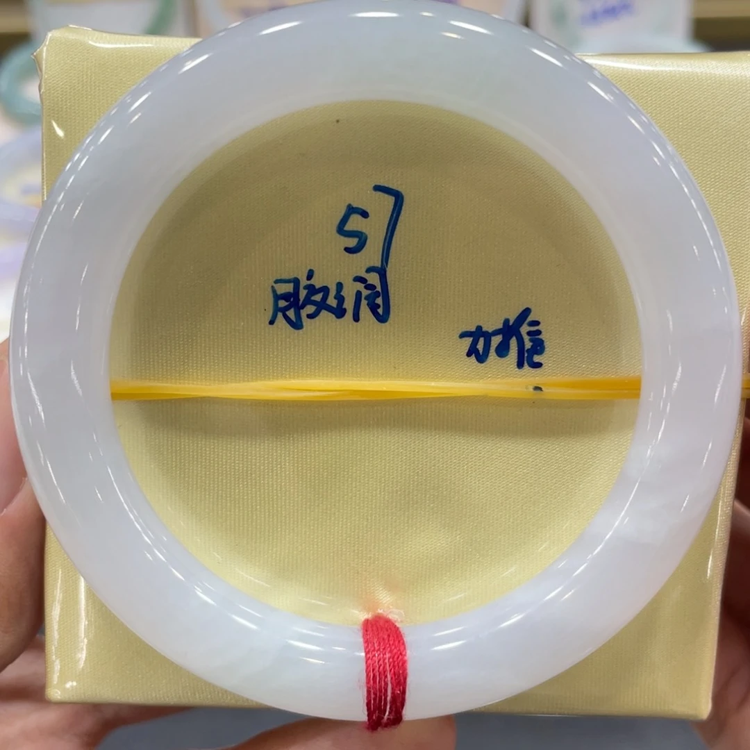 翡翠手镯未镶嵌翡翠手镯