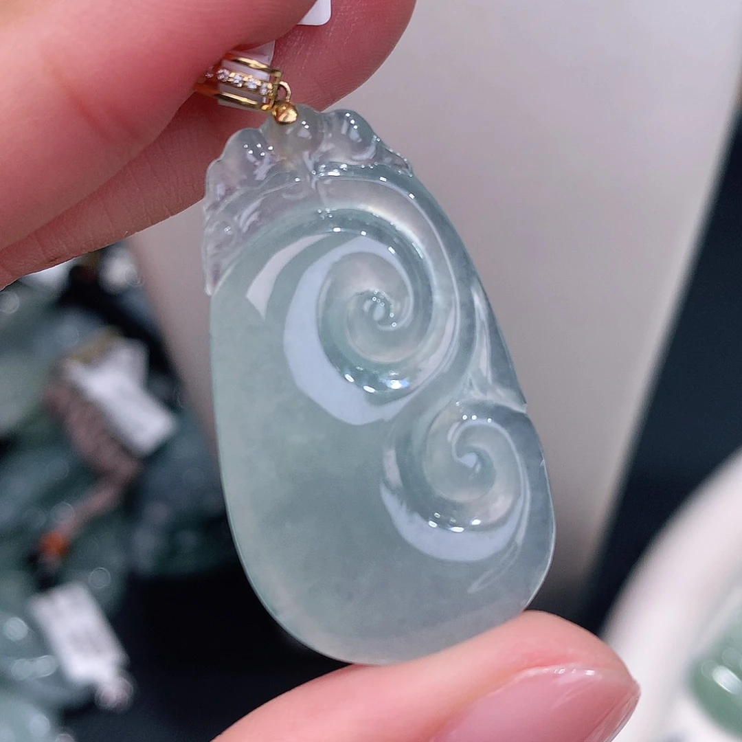 颈饰18K金镶嵌翡翠冰如意