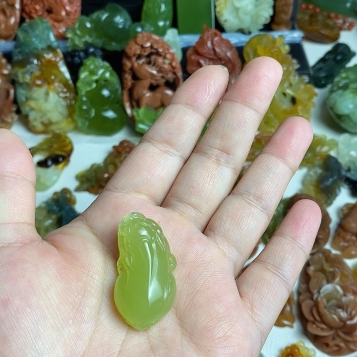 蛇纹石玉未镶嵌颈饰