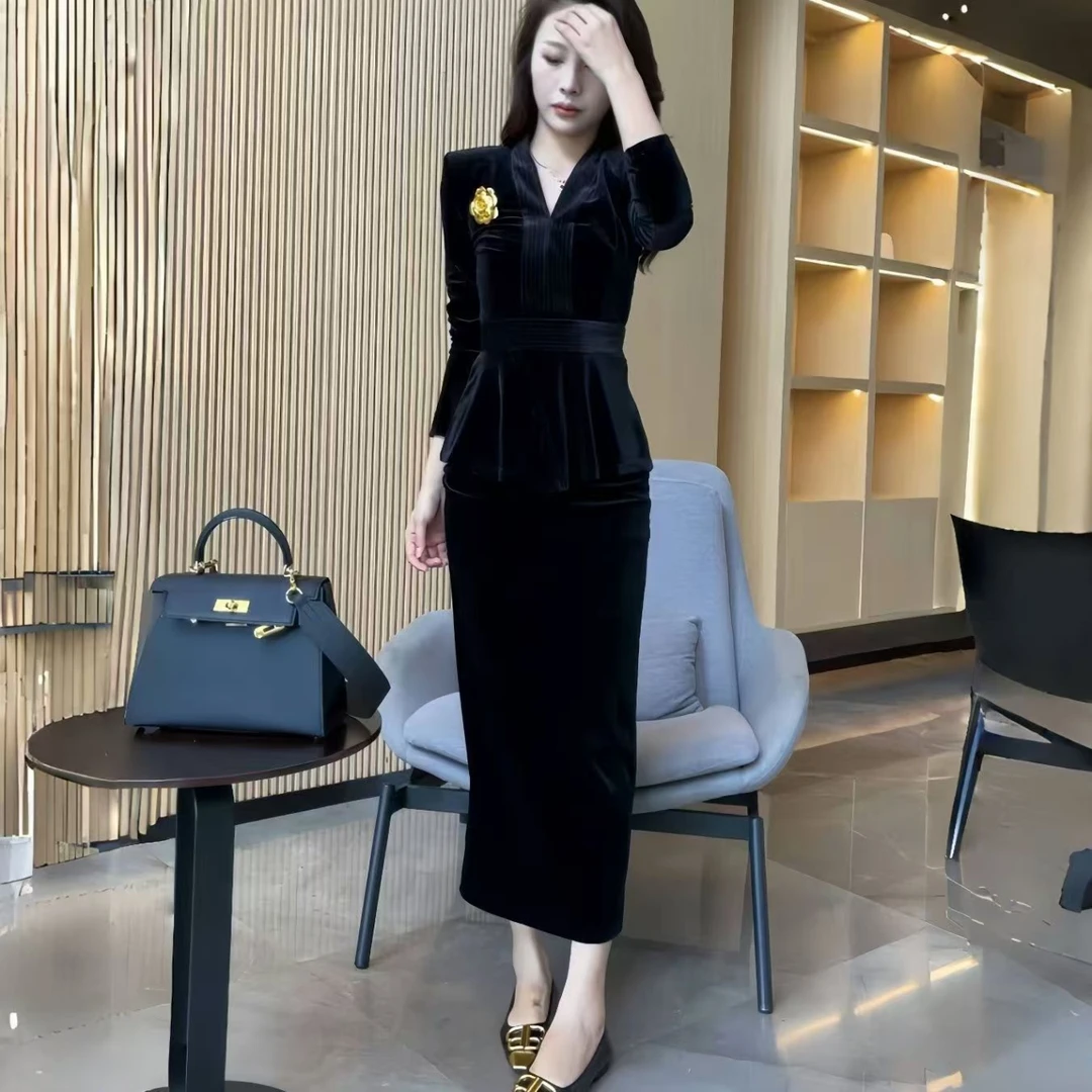 春季丝绒套装（带胸针）V领显瘦上衣开叉半身裙两件套女神收腰包臀