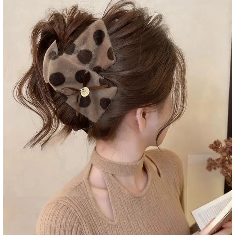 奶咖秋棕~布艺三角抓夹女2025新款波点鲨鱼夹大号盘发夹秋冬发饰