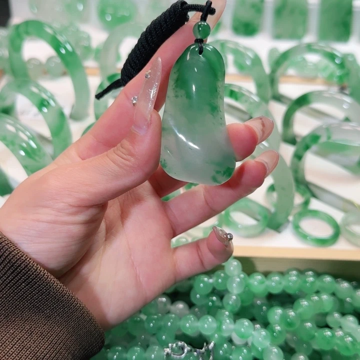 石英质玉吊坠(赠链)未镶嵌