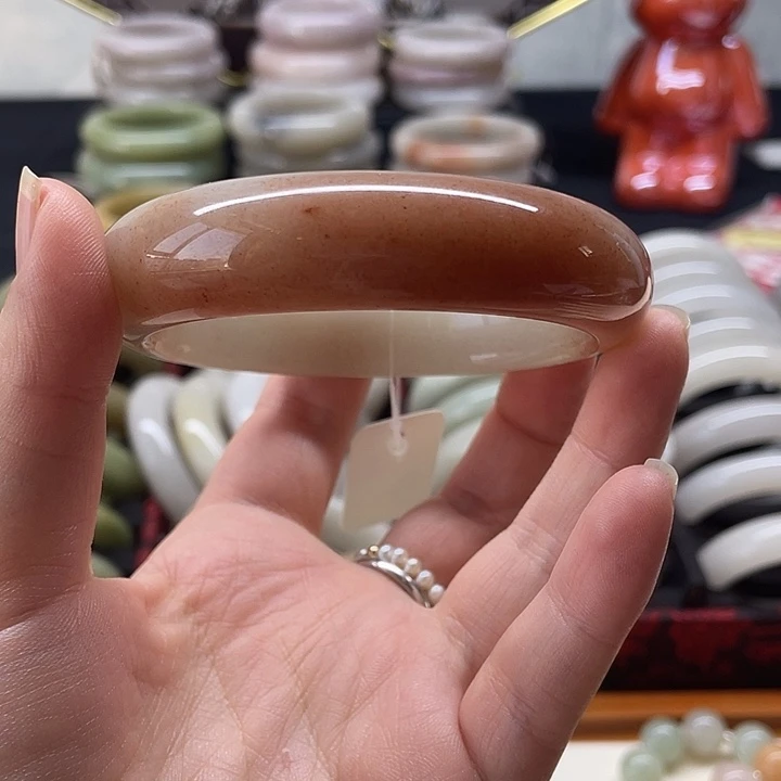 石英质玉未镶嵌冰透时尚款佘太镯