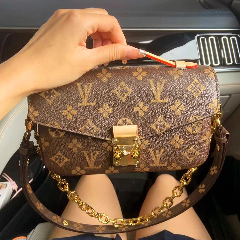 香港品牌百搭2026新款潮邮差包鞋靴推荐好物精选斜挎包包时尚单肩