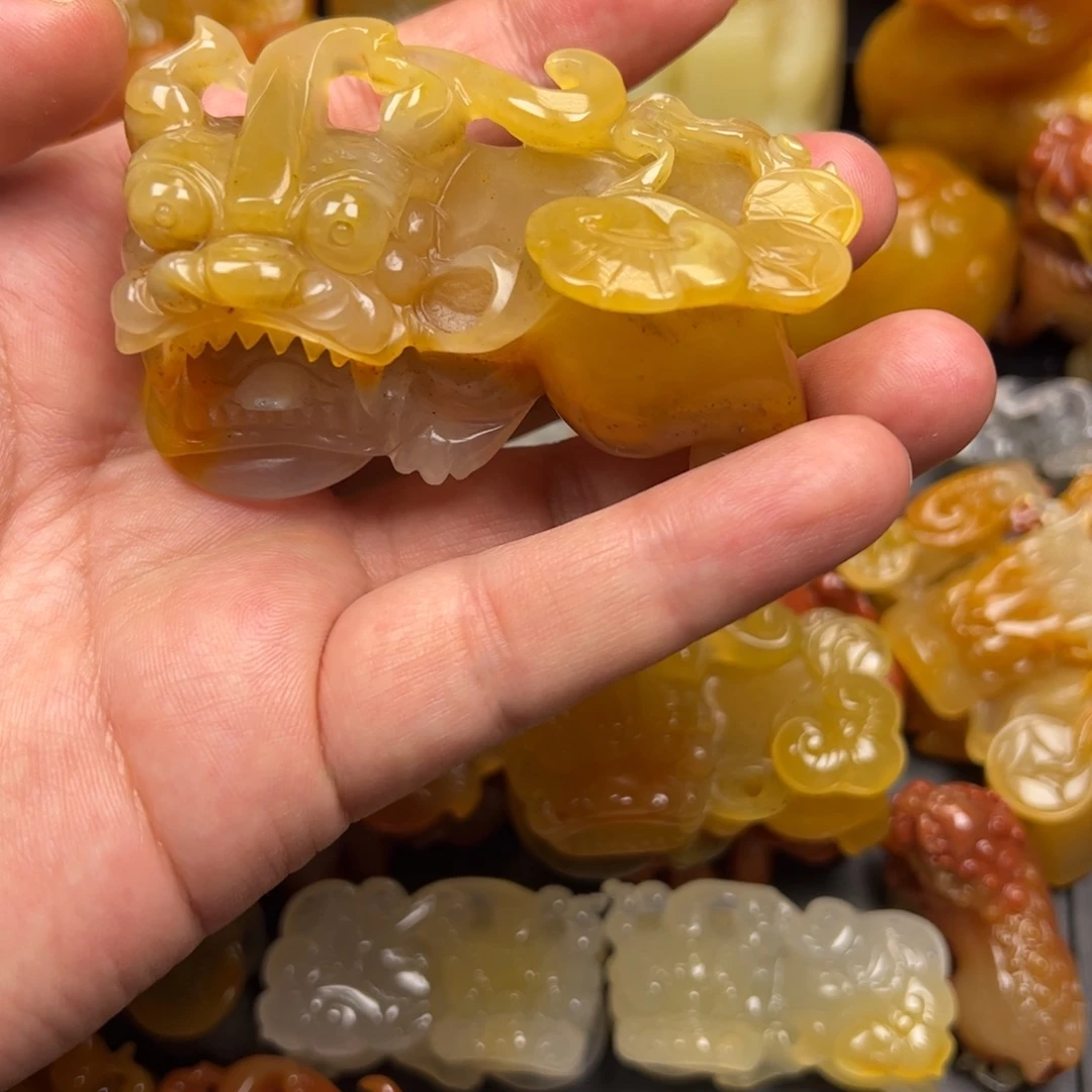 石英质玉（黄龙玉）未镶嵌颈饰