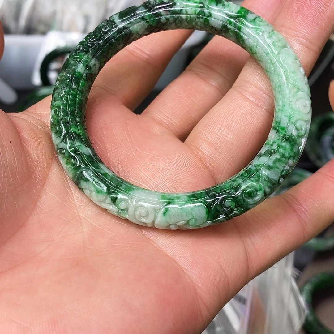 未镶嵌手镯翡翠漂亮美眉