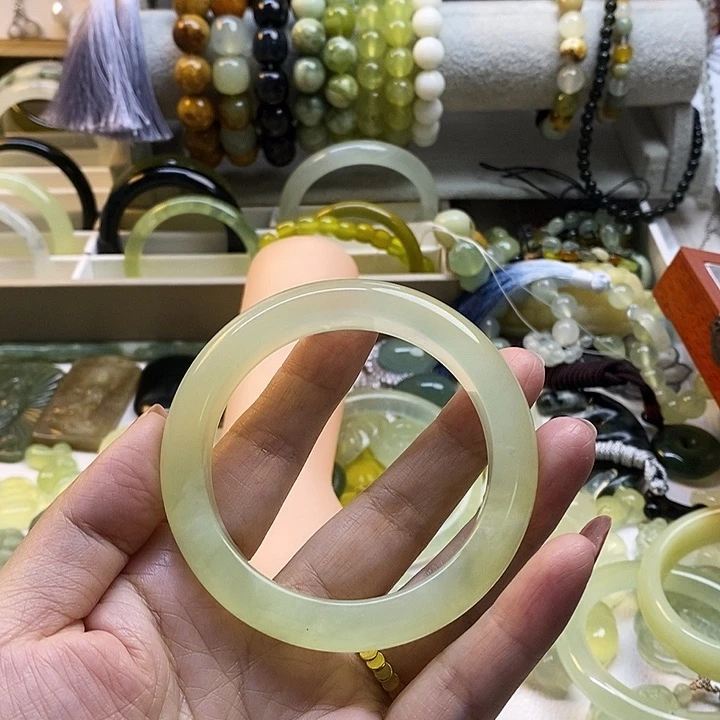 未镶嵌蛇纹石玉手镯想**人