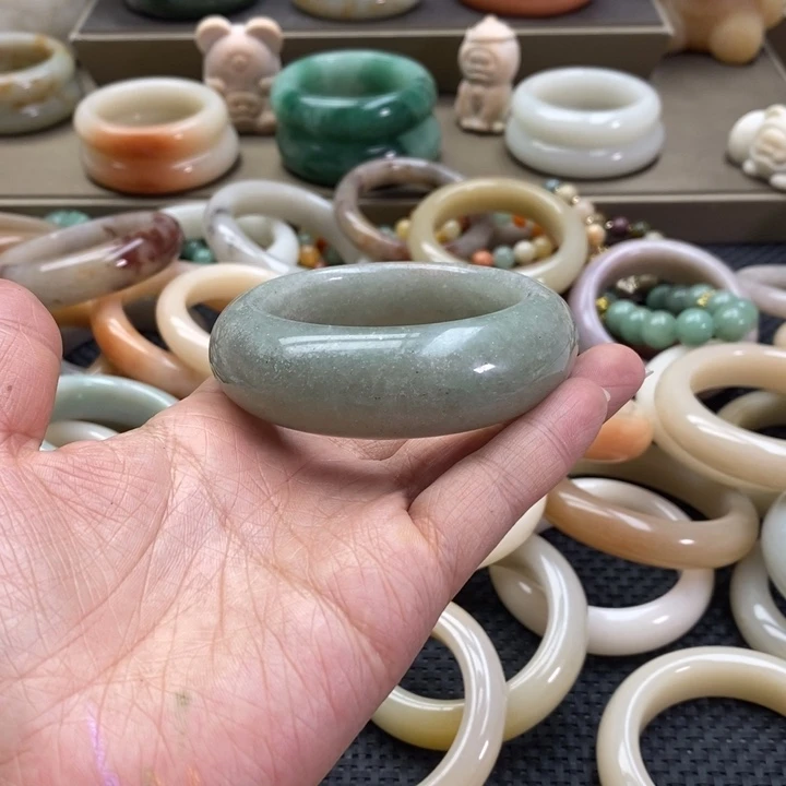 羊***咩石英质玉未镶嵌手镯