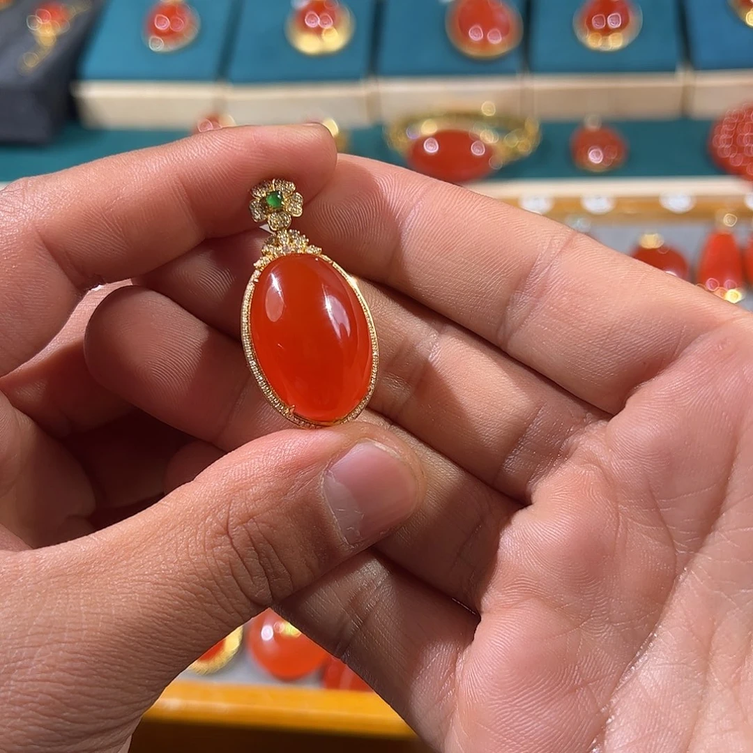 南红玛瑙18K金镶嵌颈饰