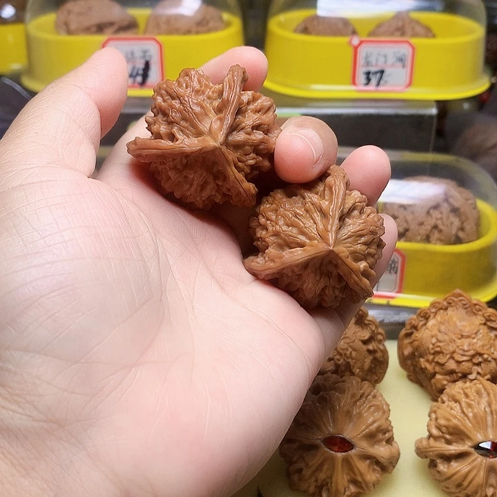 文玩核桃吊坠正奔