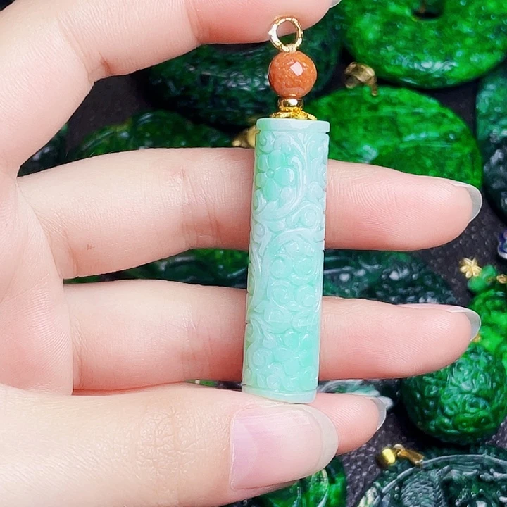 翡翠未镶嵌颈饰多样性