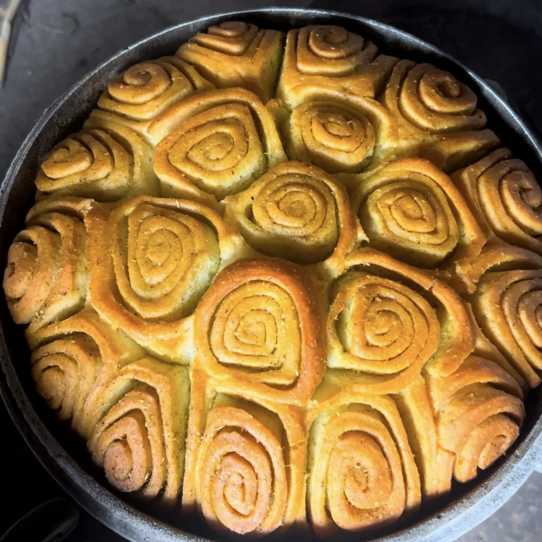 甘肃柴火烤花卷老酵母发面柴火烤制锅盔