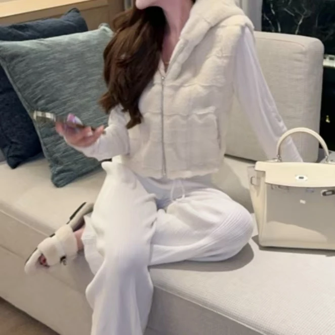 韩里韩气仿貂毛环保皮草连帽马甲短外套➕小香裤套装