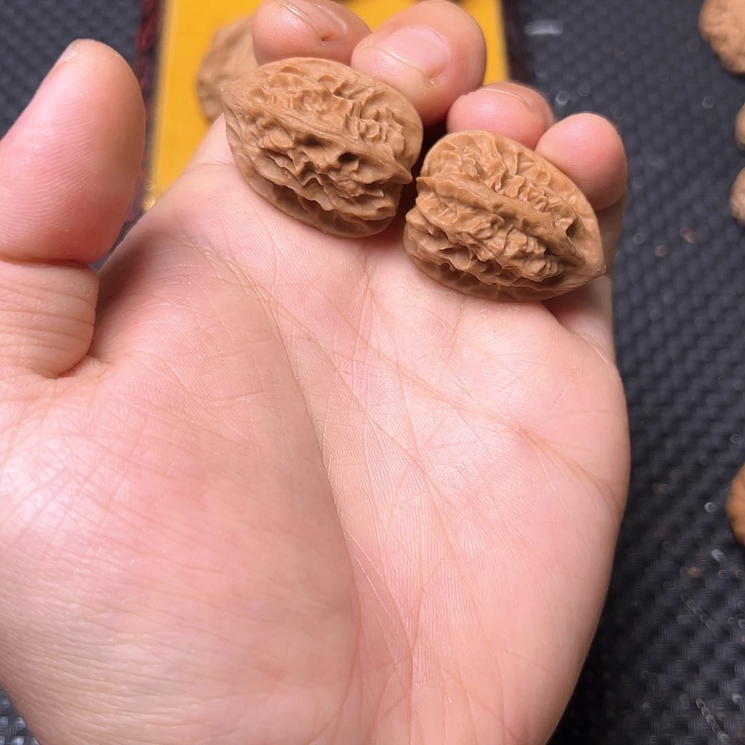文玩核桃吊坠龙骨鸡心