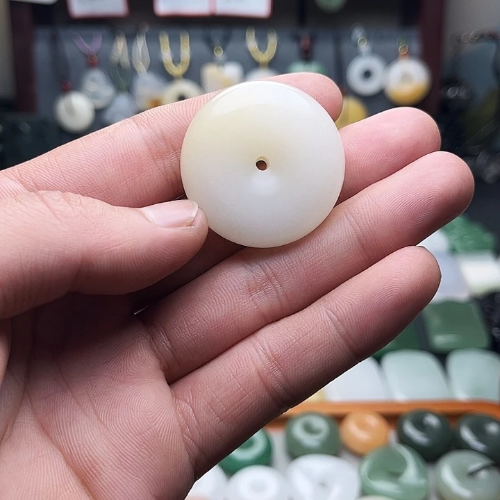 石英质玉未镶嵌颈饰