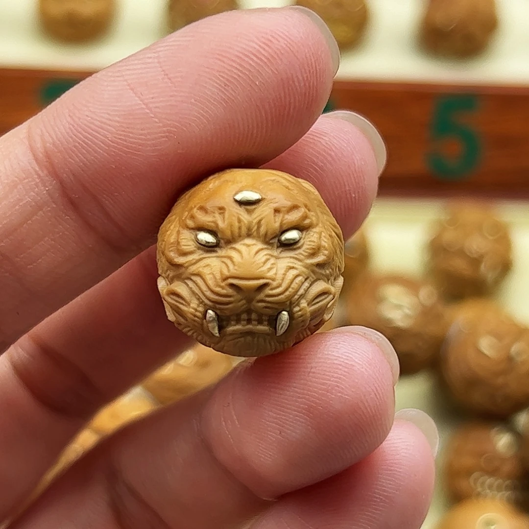 猴头核桃把件山君