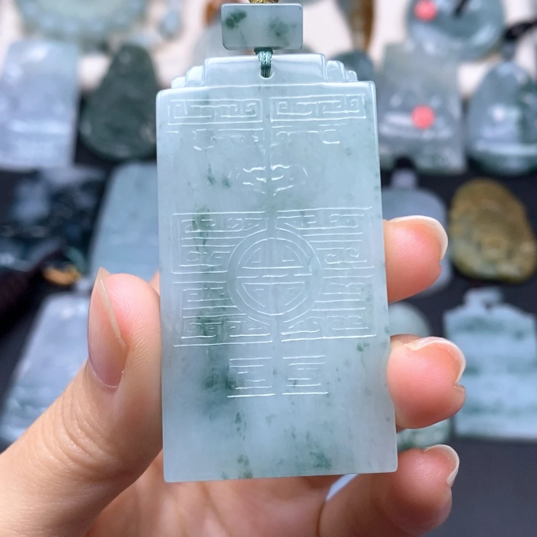 翡翠未镶嵌颈饰无事牌