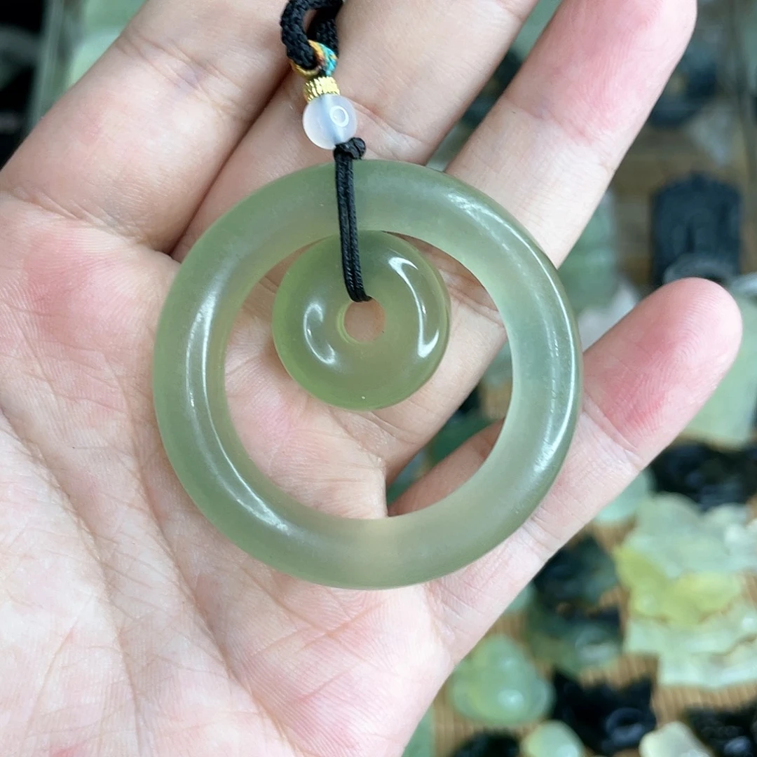 岫玉未镶嵌颈饰平安