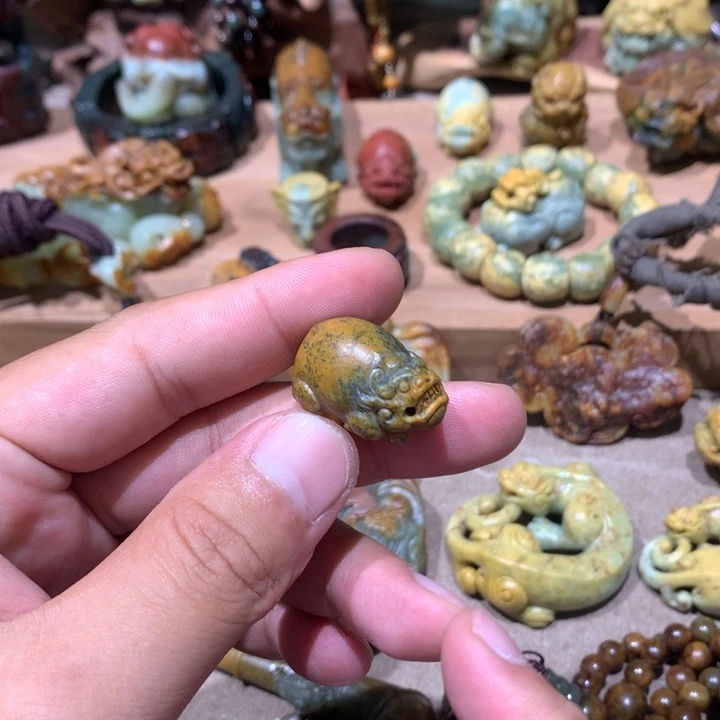 未镶嵌岫岩河磨玉（透闪石质玉）挂件