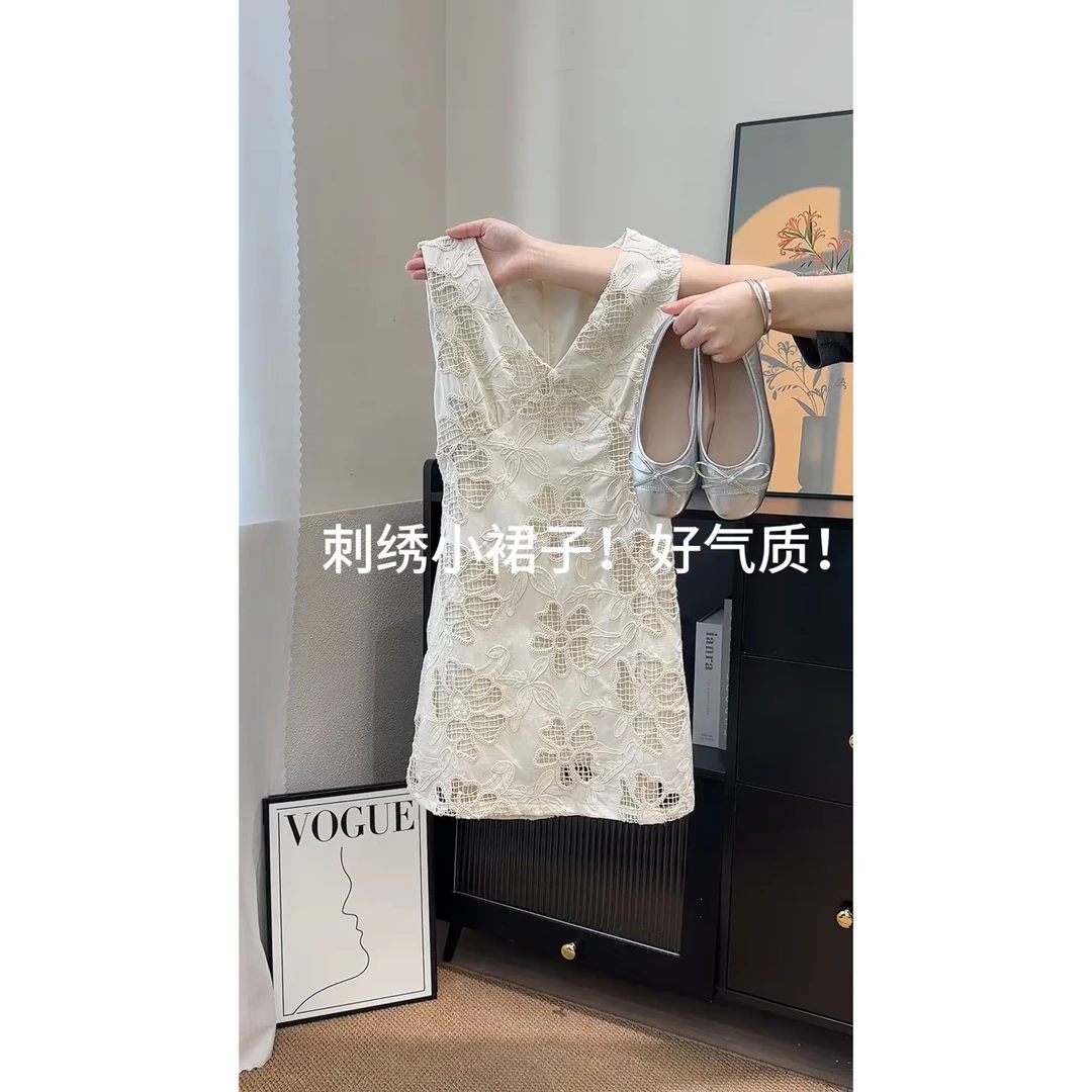 法式镂空花朵V领连衣裙女2025夏季新款气质小众修身短款叠穿裙子